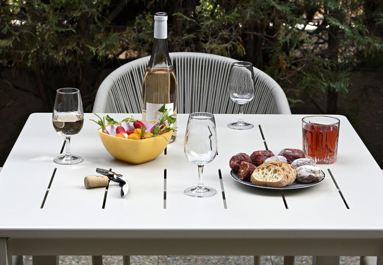 Charmant Studio 2A4 Pers Avec Jardin Et Place De Parking Situe A 5 Min A Pied De La Mer Bandol Exterior photo